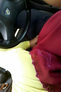 malay- awek tudung dalam proton wira